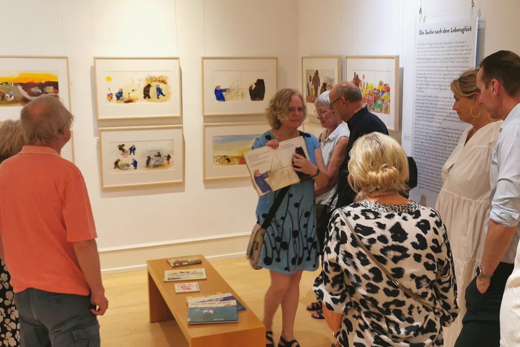 20250702 Foerderverein Bilderbuchmuseum Mitglieder Treffen Ausstellung Janosch Remise Burg Wissem Rundgang Ausstellung