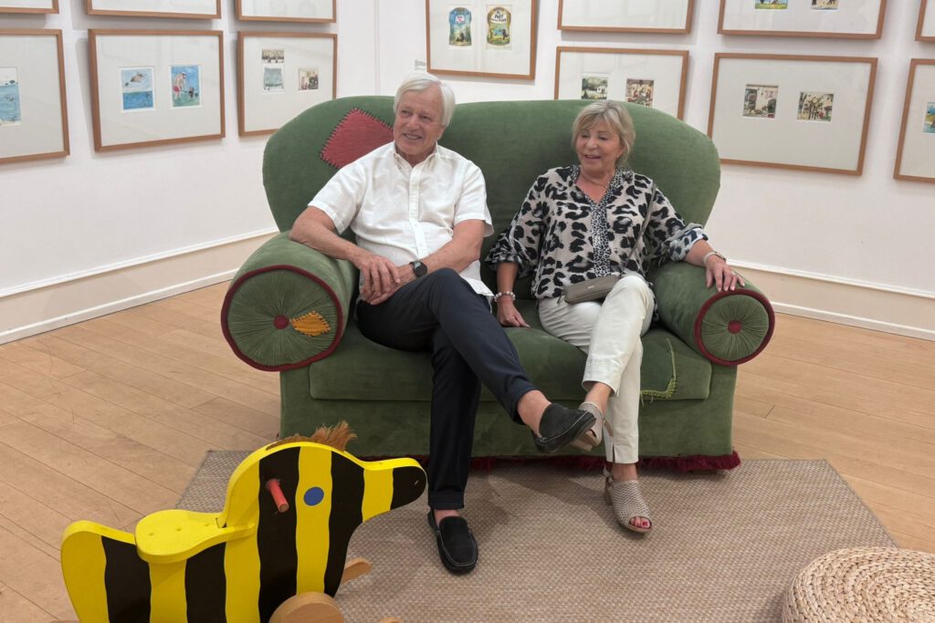 20250702 Foerderverein Bilderbuchmuseum Mitglieder Treffen Ausstellung Janosch Remise Burg Wissem Sofa